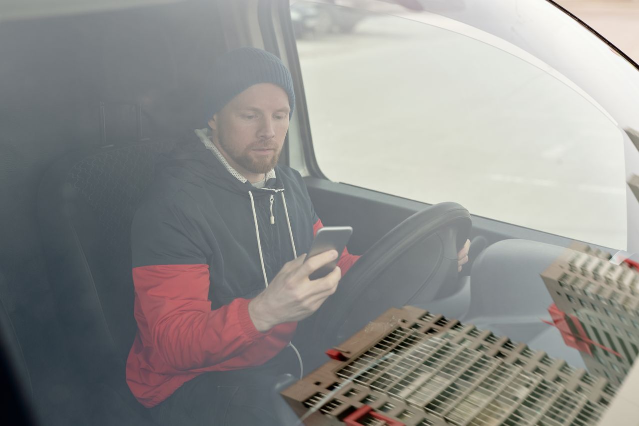 Mann bruker AI på mobil